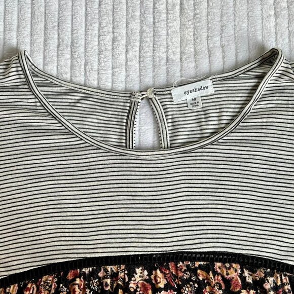 Women's Size M Multi Color Floral Short Sleeve Pullover - Picture 4 of 10